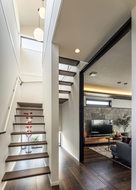 名古屋市緑区篠の風の分譲住宅｜吹き抜けのストリップ階段