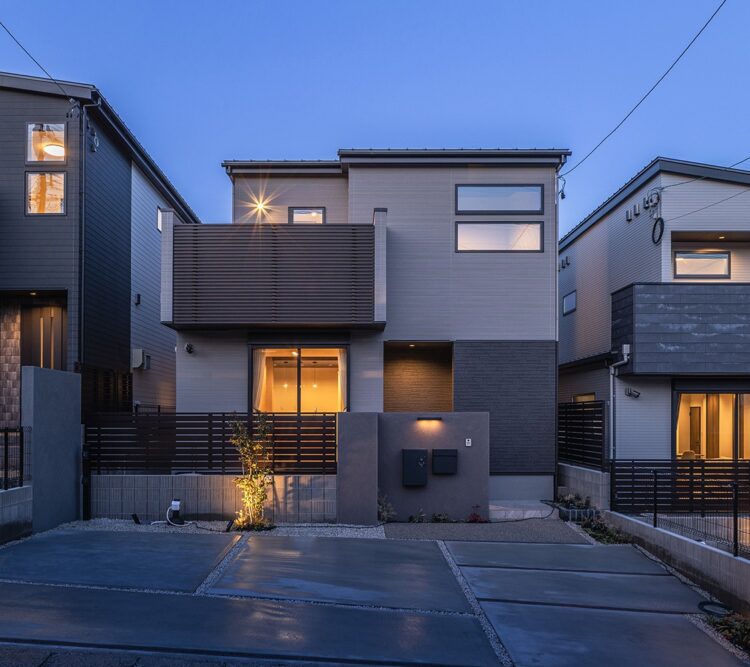 玉善の建売住宅、豊田市花園町T5の外観。夜の写真。