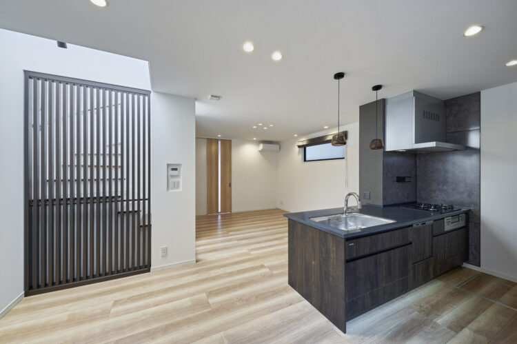 玉善の建売住宅、豊橋市堂坂町T5のキッチンとダイニングの写真