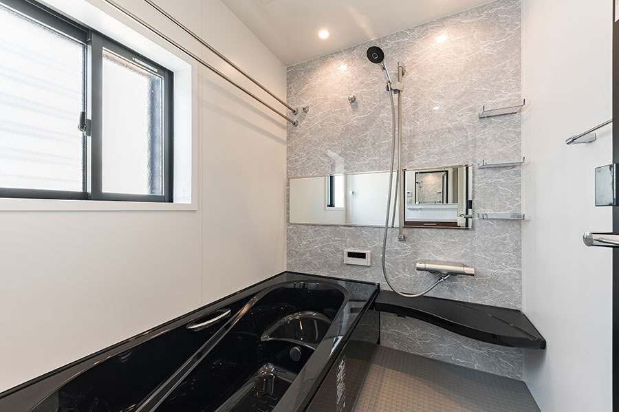 T-10／ブラックの浴槽が高級感のある浴室はモノトーンでまとめられたスタイリッシュな雰囲気。