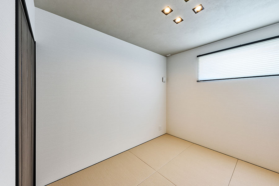 T-7／ナチュラルな雰囲気の和室は高窓から明るい陽差しが差し込み、穏やかな雰囲気に包まれています。