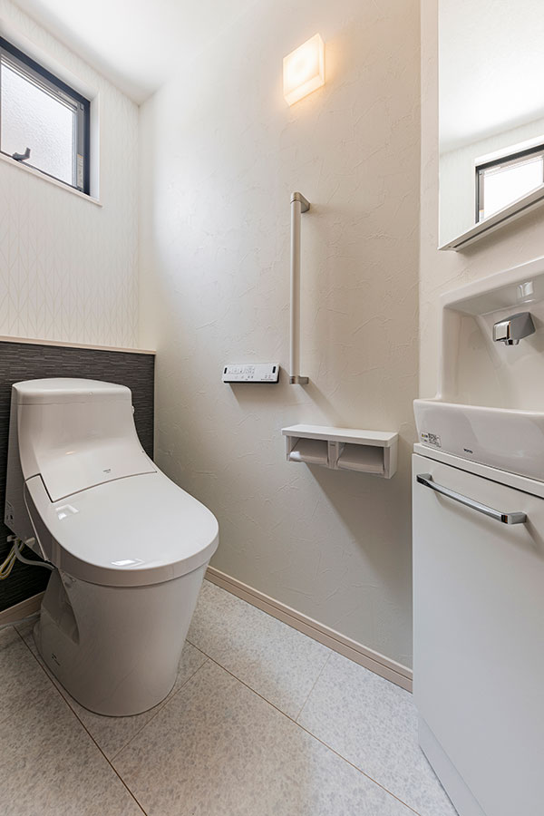 T-3／白を基調とした清潔感のある明るいトイレ空間は広々としていて気持ち良く、思わず長居したくなります。