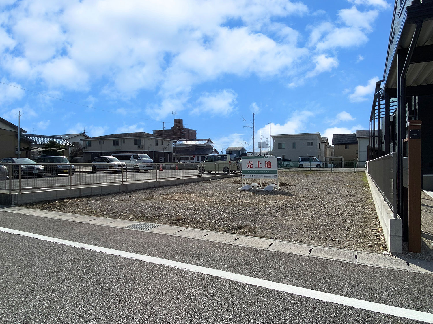 T-2／前面道路8mとゆとりある広さだから駐車も楽々！開放的なエクステリアやカーポートなどお好きに選べます。