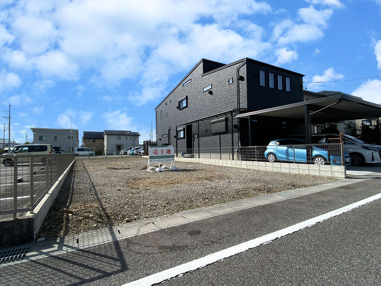 T-2／最寄り駅まで徒歩3分の好立地！買い物施設も豊富で暮らしやすいエリア。子育てにも余裕が感じられます。