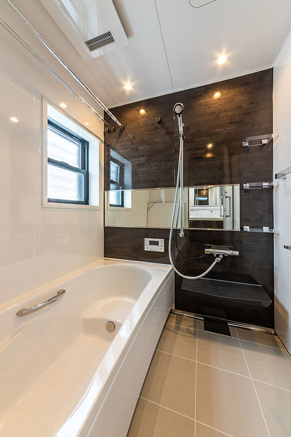 T-1／ナチュラルな雰囲気の浴室には足を伸ばしてゆったりとお湯に浸かれるバスタブを設置。半身浴も楽しめる仕様。