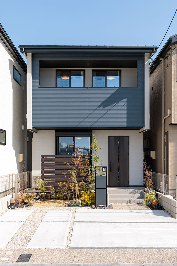 建物の外観はトータルコーディネートされた街並みの中で目を引く個性的なデザインです。