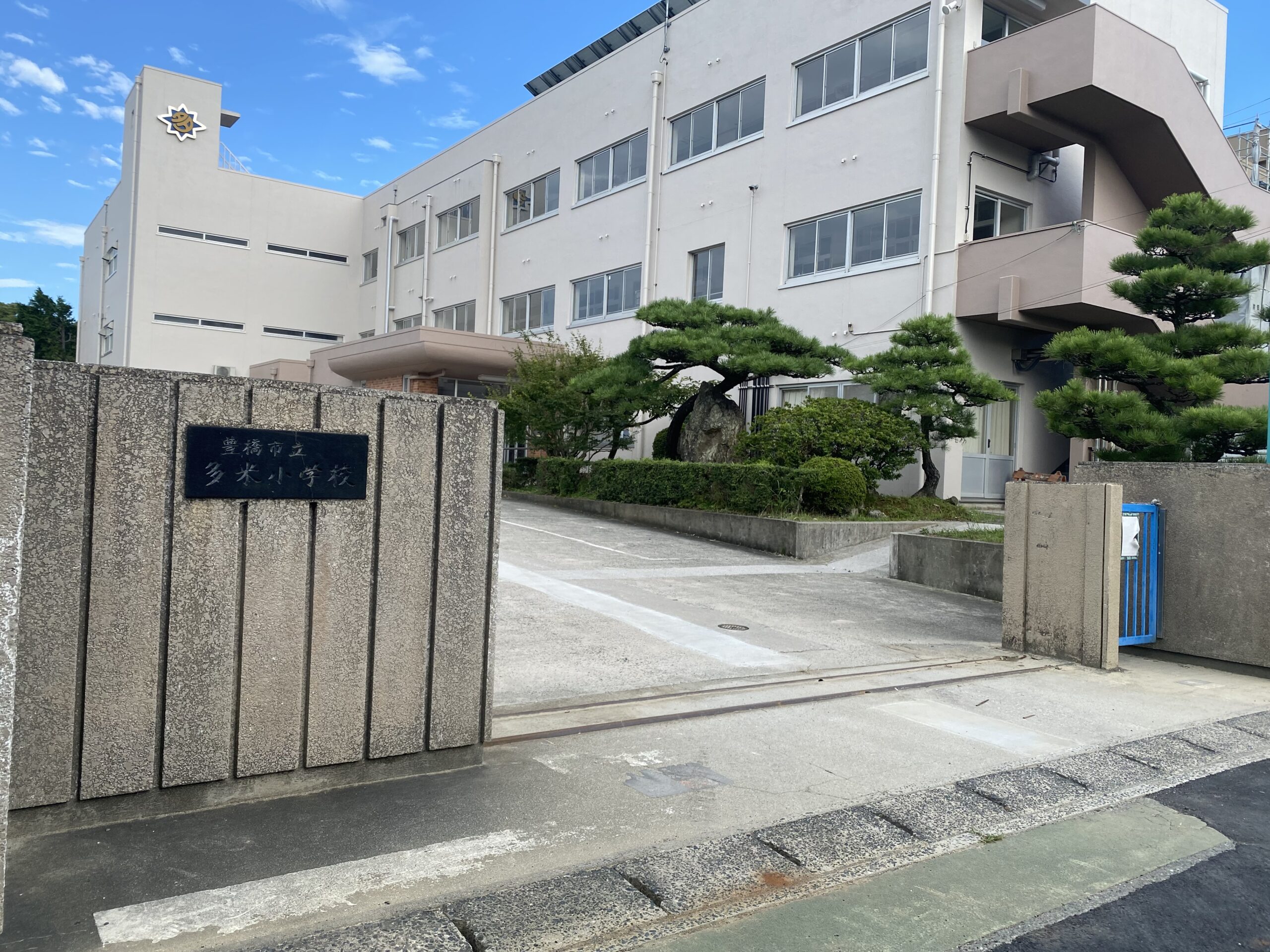 多米小学校の外観
