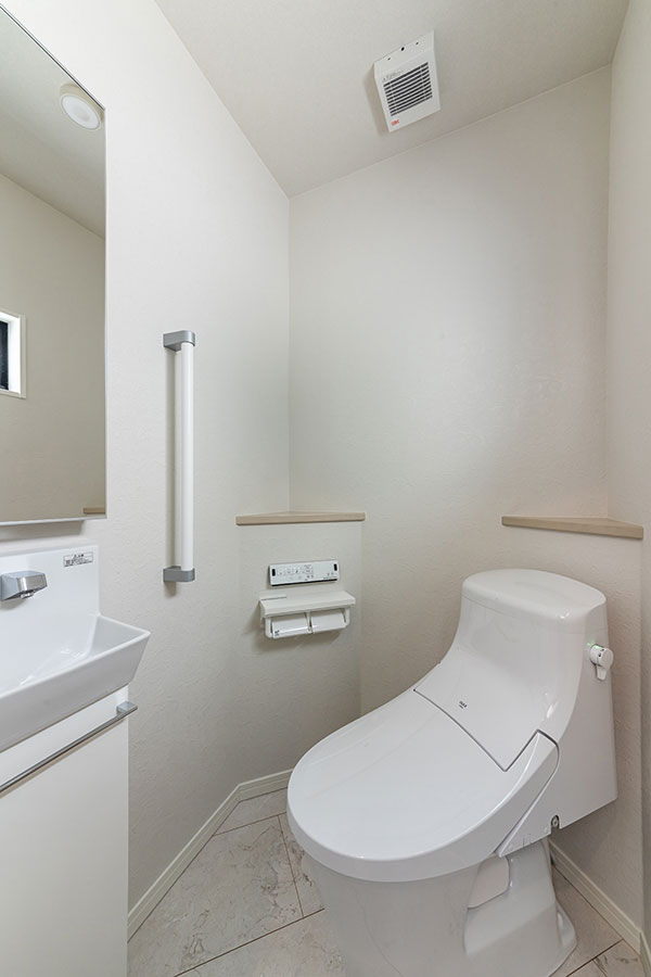 T-2／収納付きの手洗い洗面には掃除道具やトイレットペーパーなどをしまっておけます。