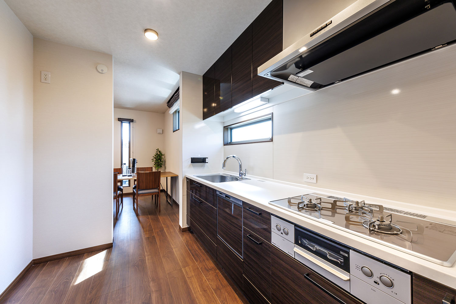 T-1／キッチンは独立タイプでワイドなシンクや広々作業スペース、食器洗い乾燥機など便利な設備が搭載されています。