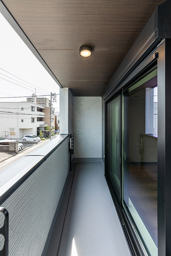T-1／屋根のあるバルコニーだから急な雨でも安心！プライバシーに配慮した物干しで、人目を気にせず干せます。