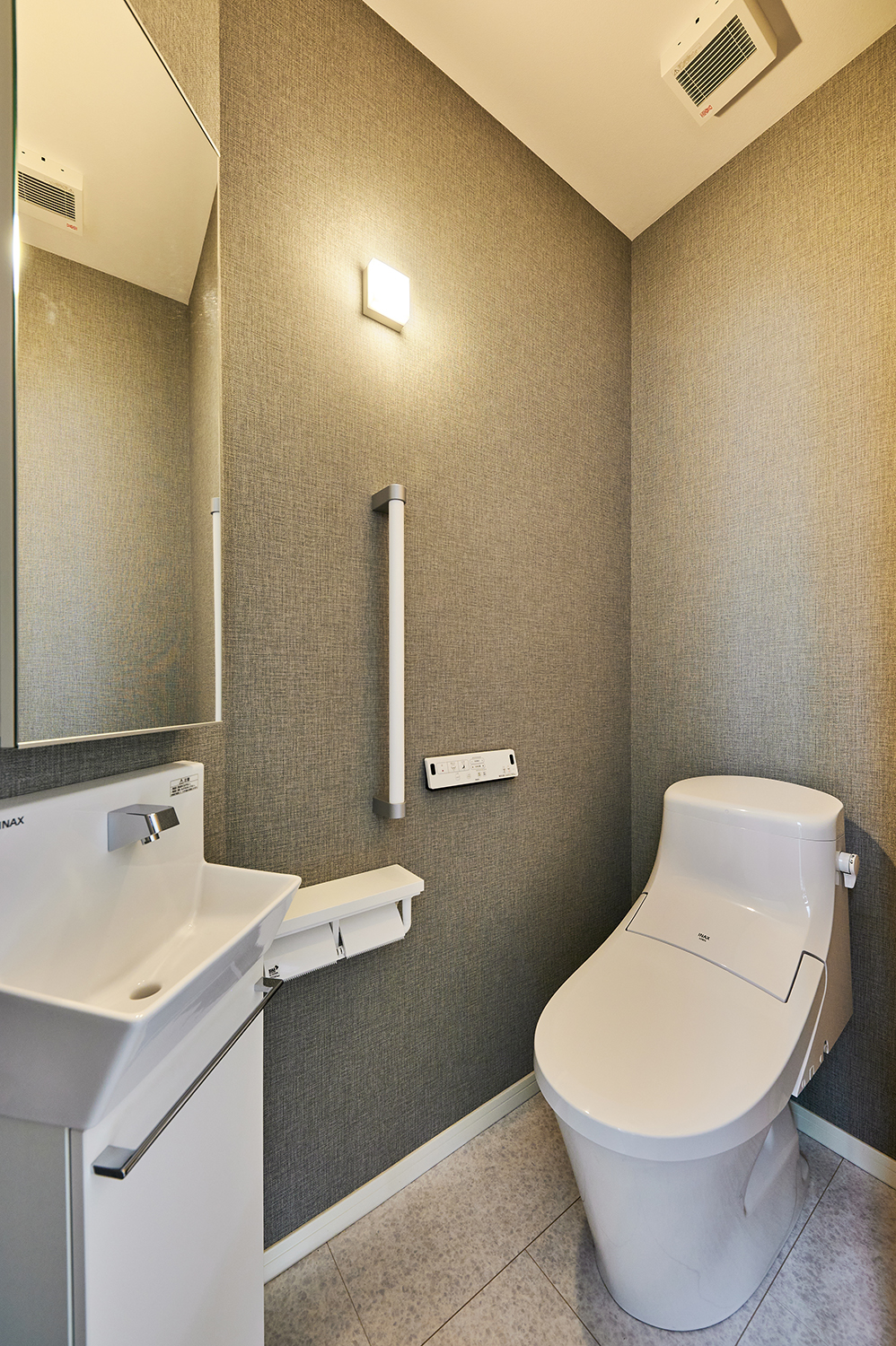 T-4／落ち着きいたカラーでまとめたトイレ空間。タンクレストイレでスタイリッシュな雰囲気に仕上げました。