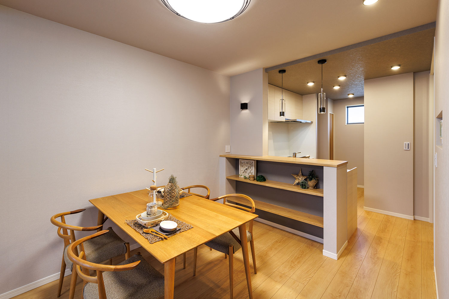 ダイニングはキッチンとの動線も良く、家族と会話を楽しみながらお料理したり、コミュニケーションも弾みます。
