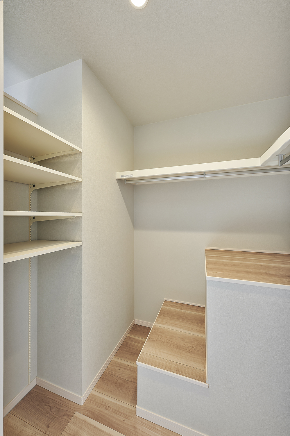 T-5／寝室のWIC。階段上の空間まで収納にすることでデッドスペースになりがちな空間を有効利用しています。
