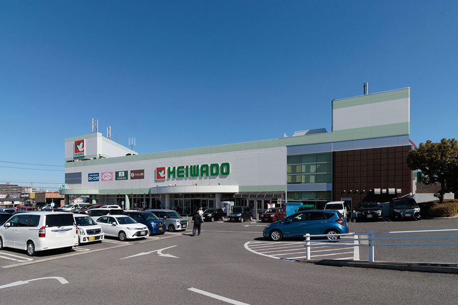 グリーンプラザ(平和堂・ジャンボエンチョー他) 徒歩約2分 (営業時間 午前9:30〜午後9:00)