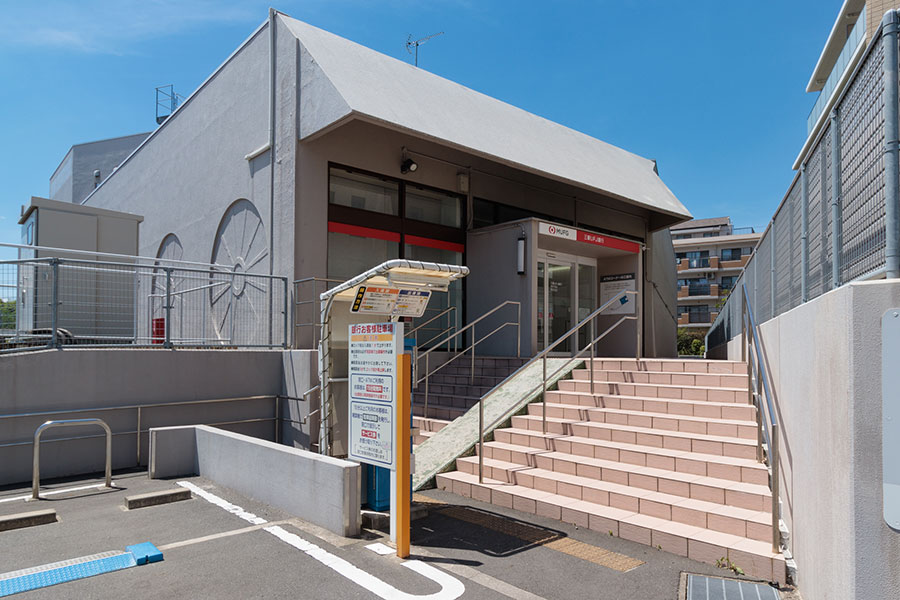 三菱UFJ銀行 徒歩約12分