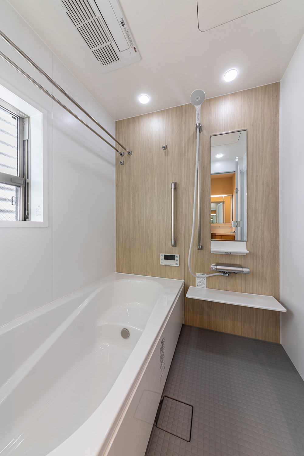 T-2／ワイドサイズのバスタブをセットした快適な浴室。シェルフはマグネットタイプでお掃除も楽々です！