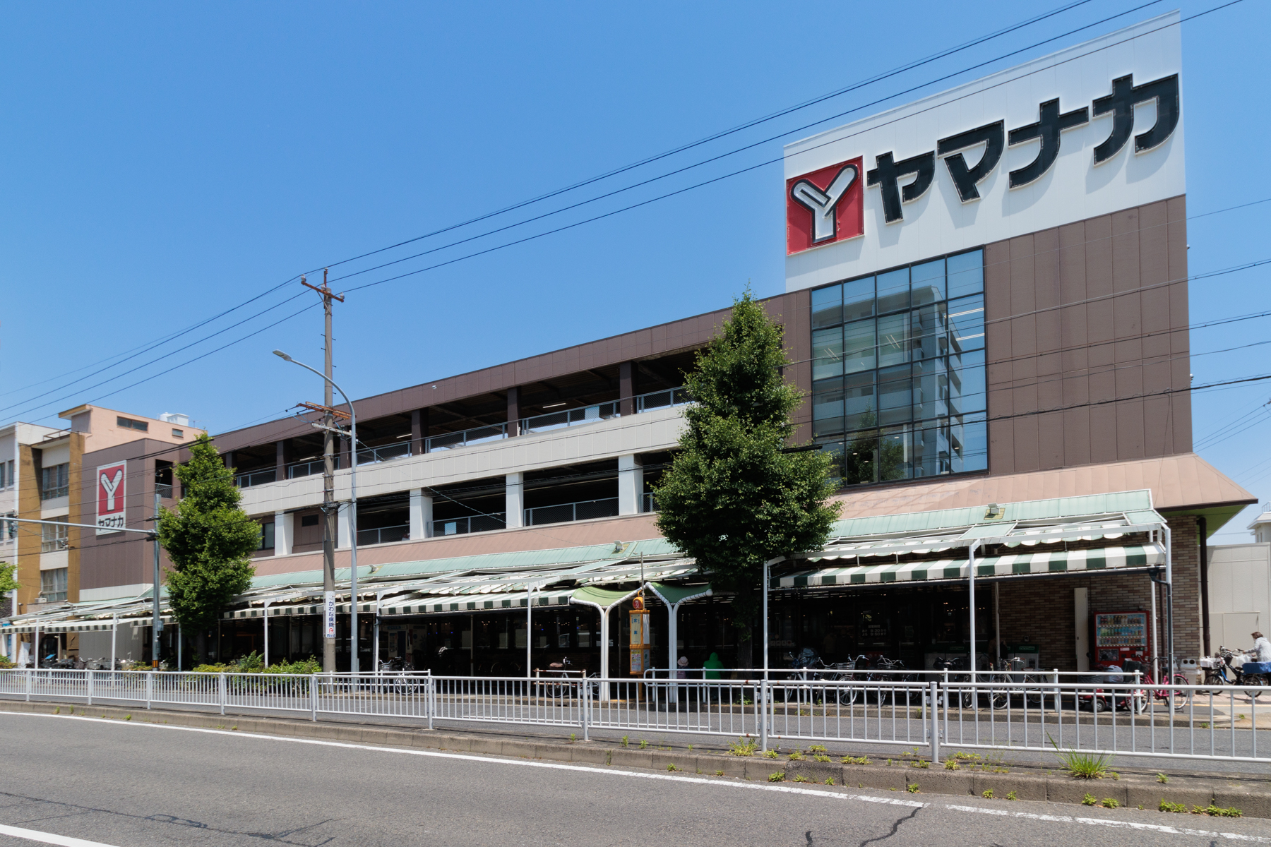 ヤマナカ 徒歩9分