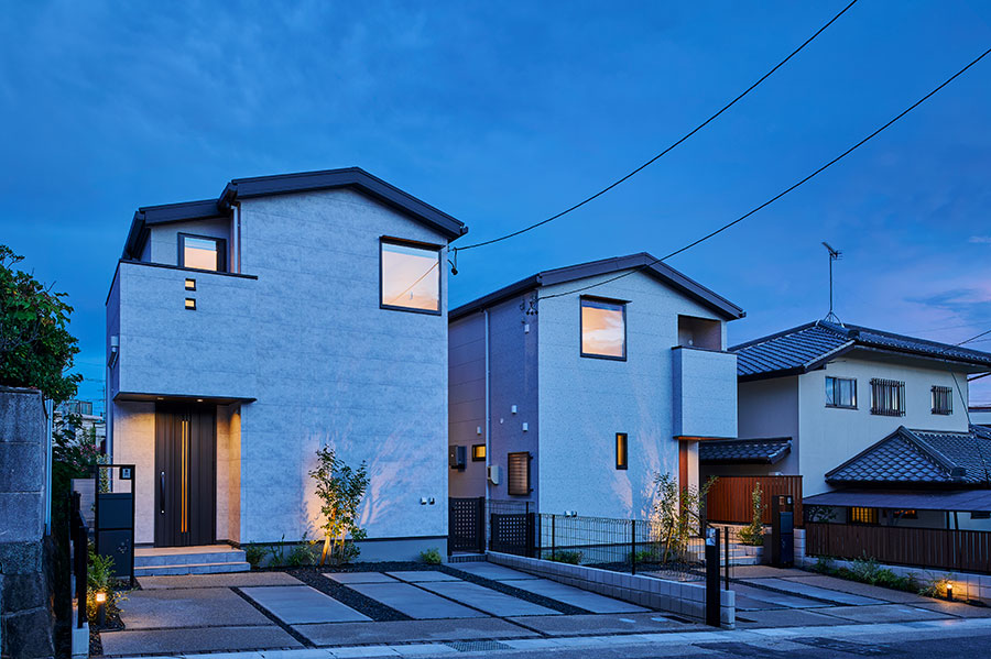 T-2／夜の街並みにも馴染むスッキリとしたフォルムが美しいデザイナーズ住宅。
