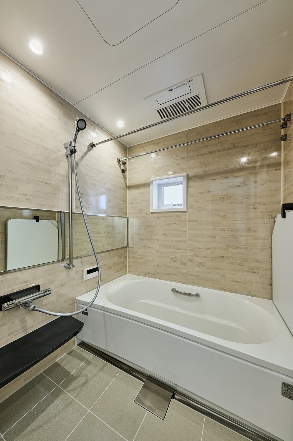 【ユニットバス】浴室には足を伸ばしてゆったりとリラックスできるバスタブを設置しました。浴室暖房乾燥機付き。
