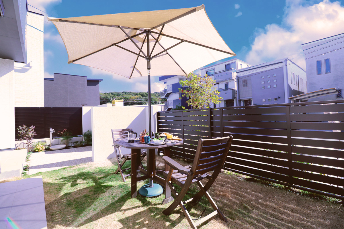 T-2／陽差しが燦々と降り注ぐ明るい南庭。BBQなどの家族イベントが楽しめるプライベート空間。