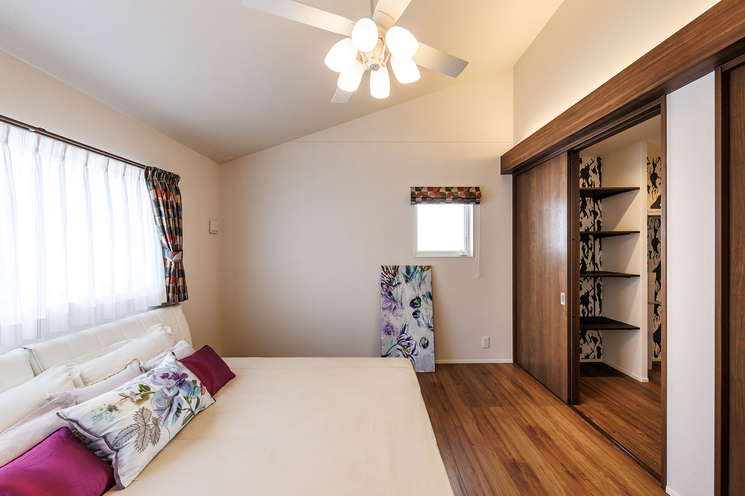 【主寝室】シーリングファンがリゾート感を演出する主寝室は差し込む陽差しが心地よい癒しの空間。3帖のWIC付き。