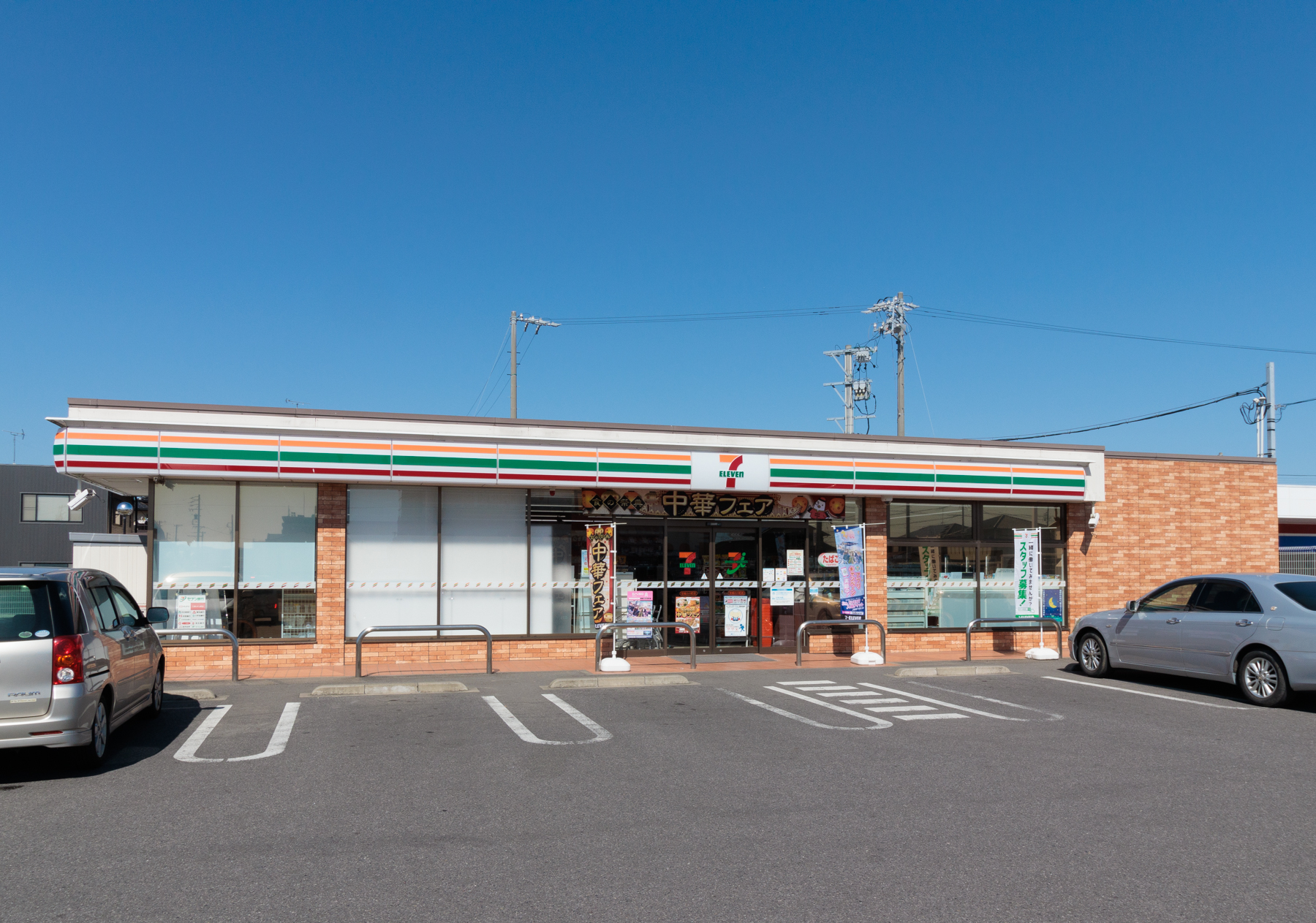 セブンイレブン 徒歩約4分徒歩4分の所に24時間営業のコンビニがあると何かと便利ですね。買い忘れや食材が足りない時など、すぐに買いに行けます。