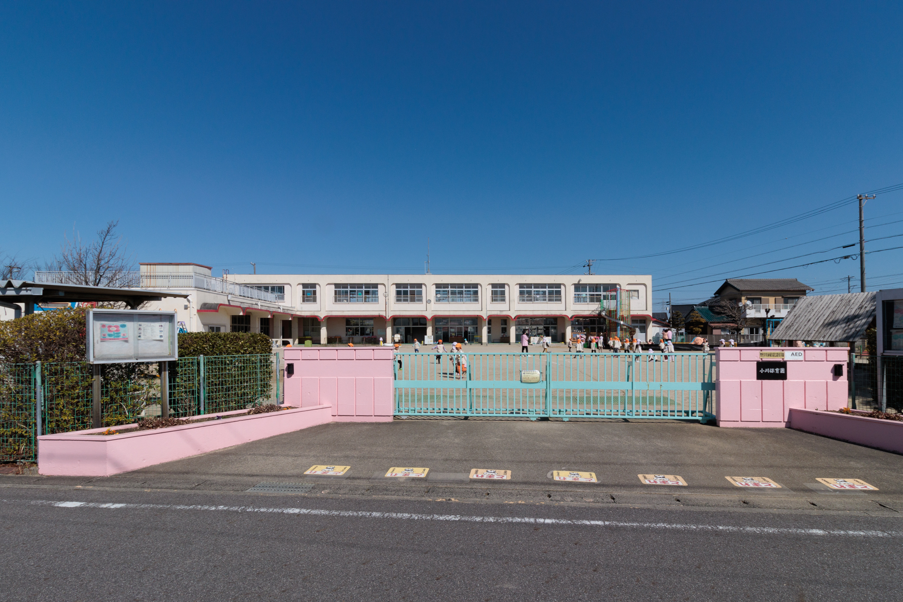 小川保育園 徒歩約8分6か月の乳児から5歳児を受け入れています。平日・土曜日 7時30分~18時00分、定員170名。野菜を育てたり、季節の行事を楽しんだりと様々な活動を行っています。