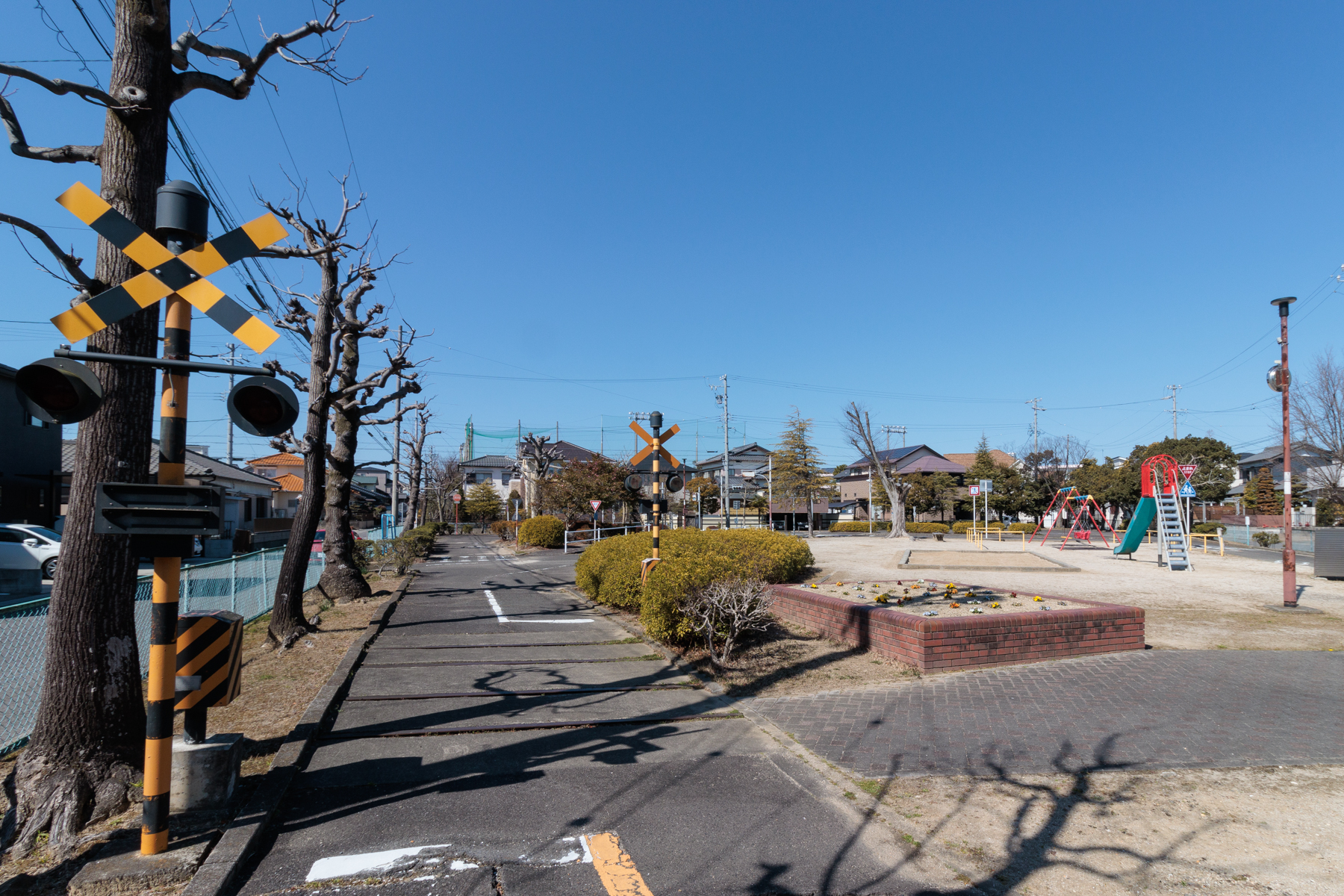 的場公園 徒歩約3分物件の一番近くにある公園には、砂場・ブランコ・すべり台・シーソーがあります。徒歩約3分の場所にお子様の遊び場があることは、お子様連れのご家庭には魅力的な条件です。