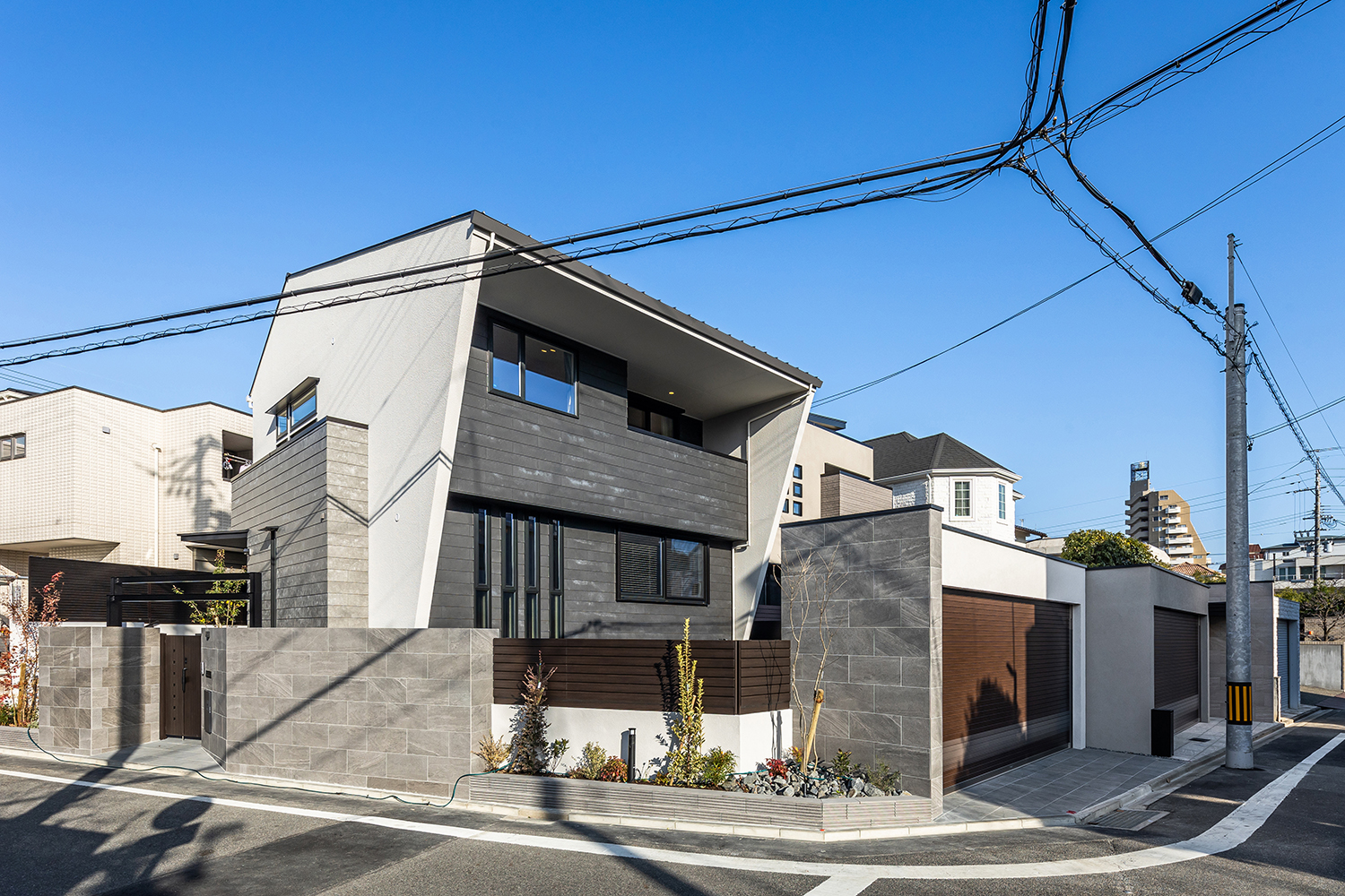 T-1／デッキテラス＆バスコート、電動シャッターゲート付き駐車場など、注文住宅を超える設備を搭載。
