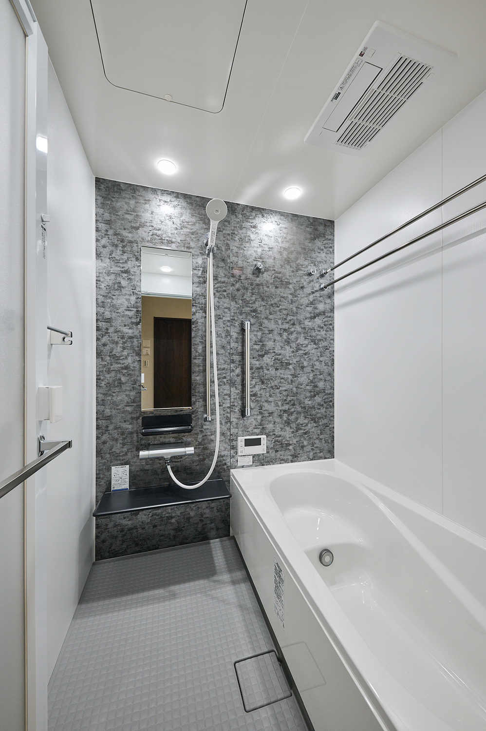 T-1／保温性の高い浴槽に水捌けの良い床、お掃除楽々排水溝など使いやすさと快適性を兼ね備えた癒しの空間です。