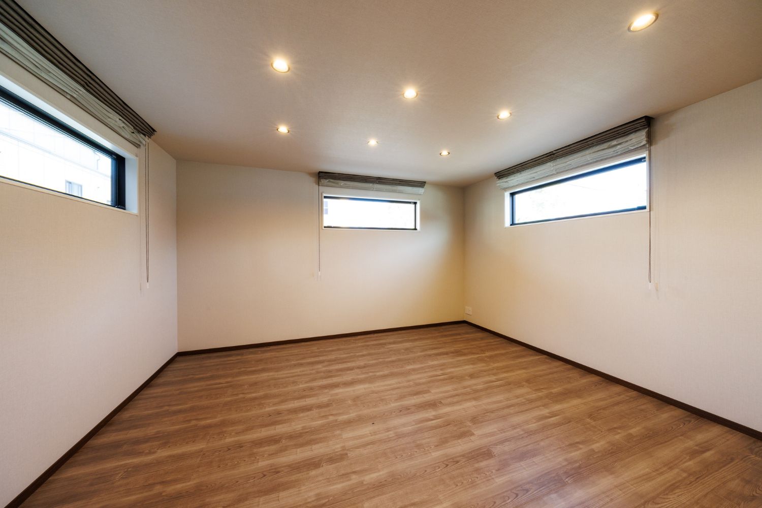 T-1／3面の小窓から自然光がたっぷり入り明るく開放感のある空間に。部屋全体を照らし安心できる空間を提供します。