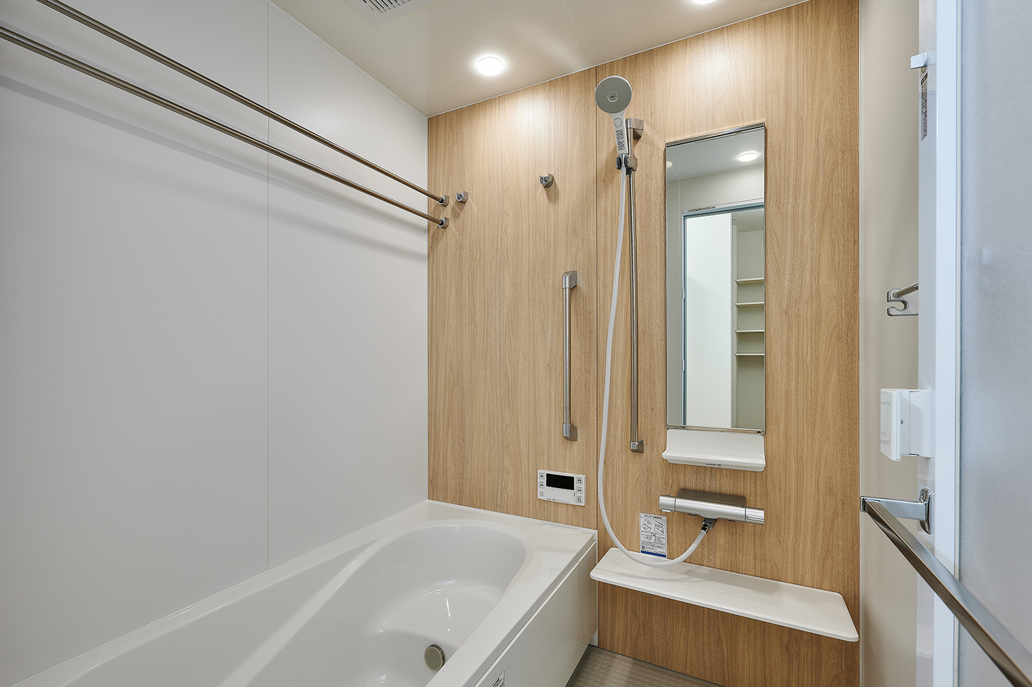 T-1／ワイドサイズでゆったりくつろげるバスタブをセットした浴室。お手入れも簡単で便利な設備を搭載しています。