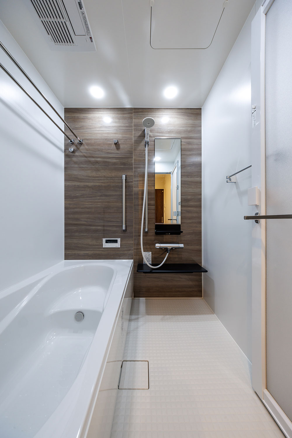 T-2／ゆったりとリラックスできる快適な浴室。マグネットシェルフや取り外し簡単なカウンターでお掃除の手間を軽減！