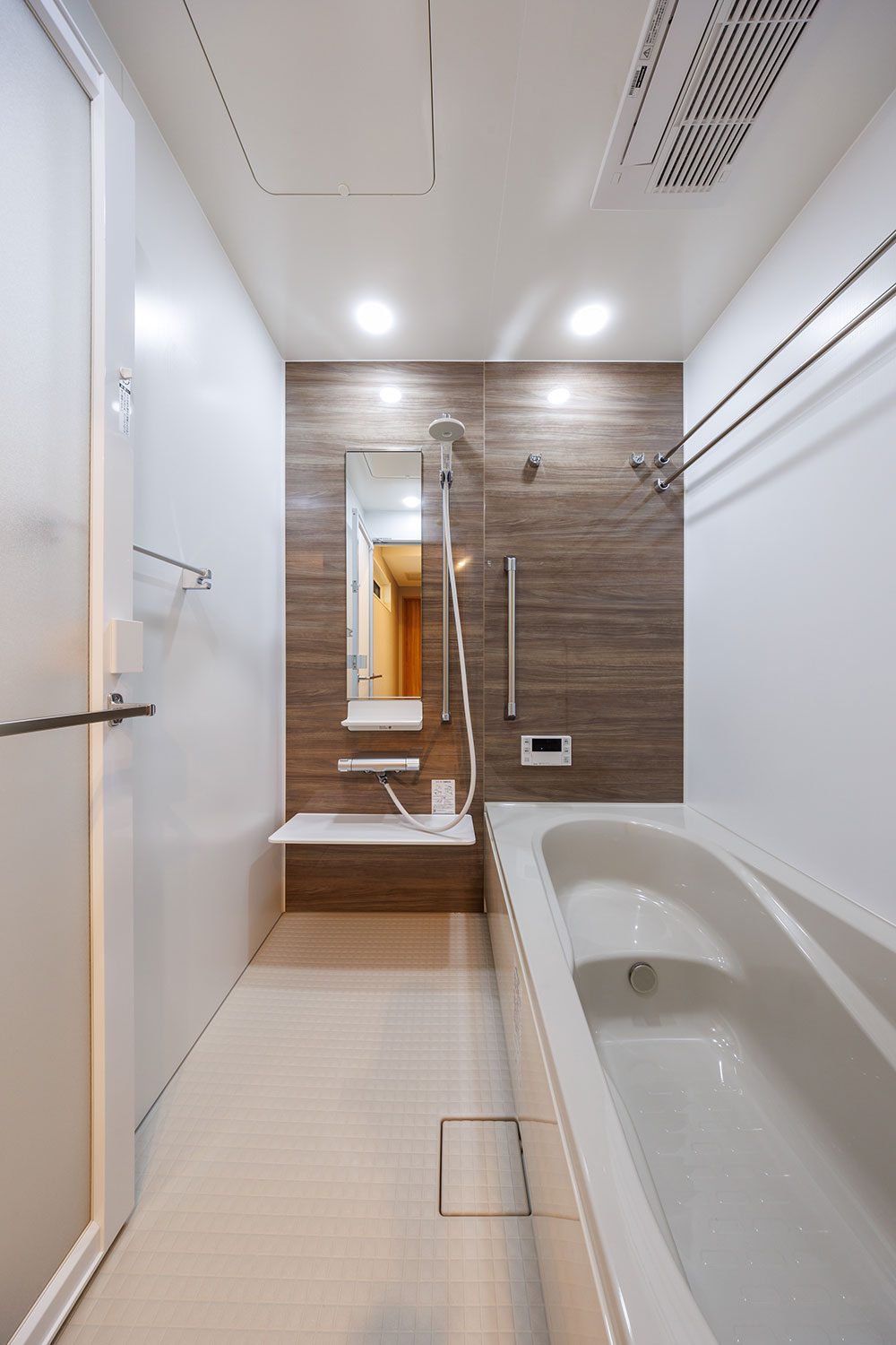 T-2／半身浴も楽しめるベンチ浴槽をセットした浴室。大粒の水滴が心地よいスイッチ付エコアクアシャワーを装備。