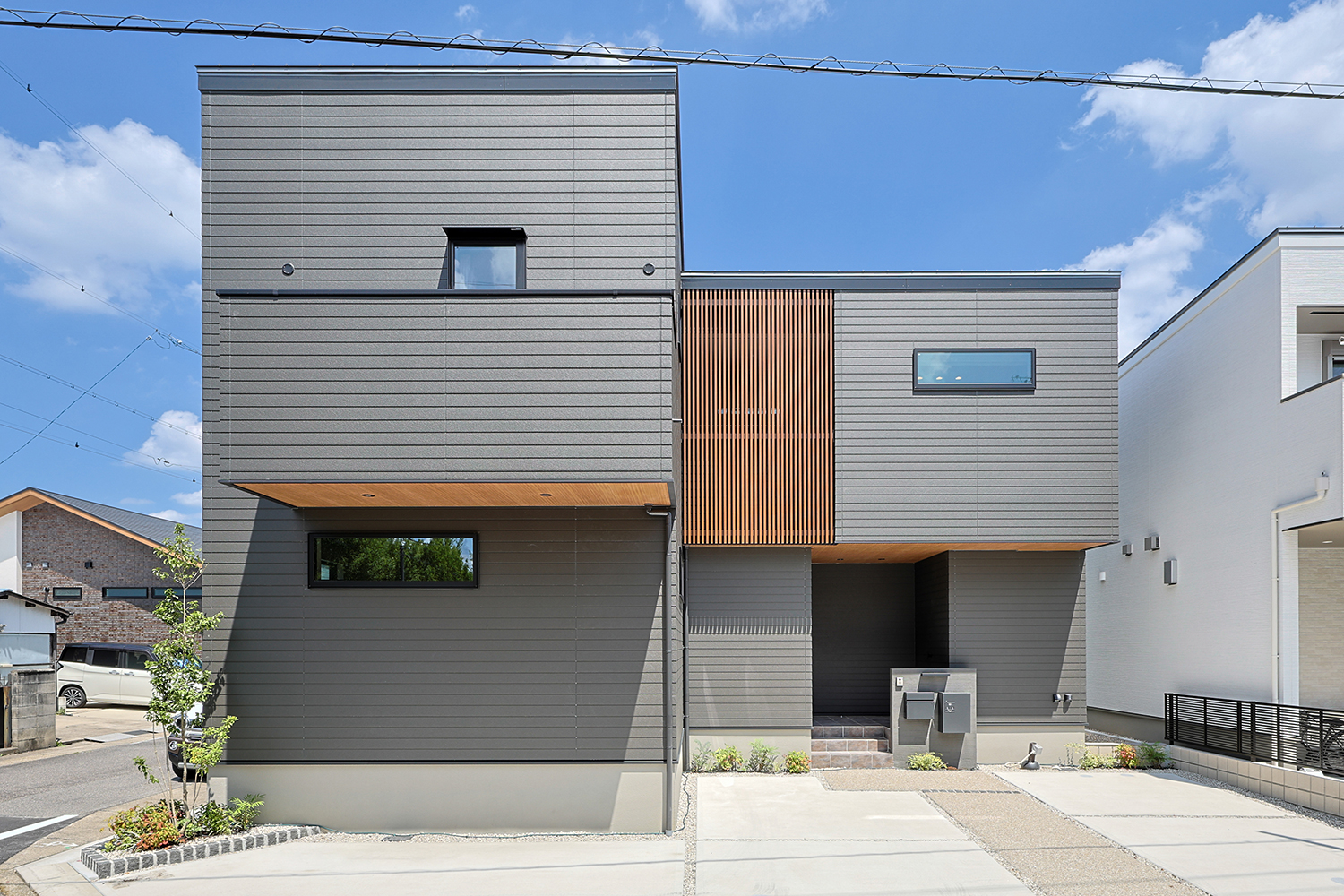 T-1／ダークカラーとブラウンを基調としたスタイリッシュな外観。美しい植栽が住宅を彩ります。