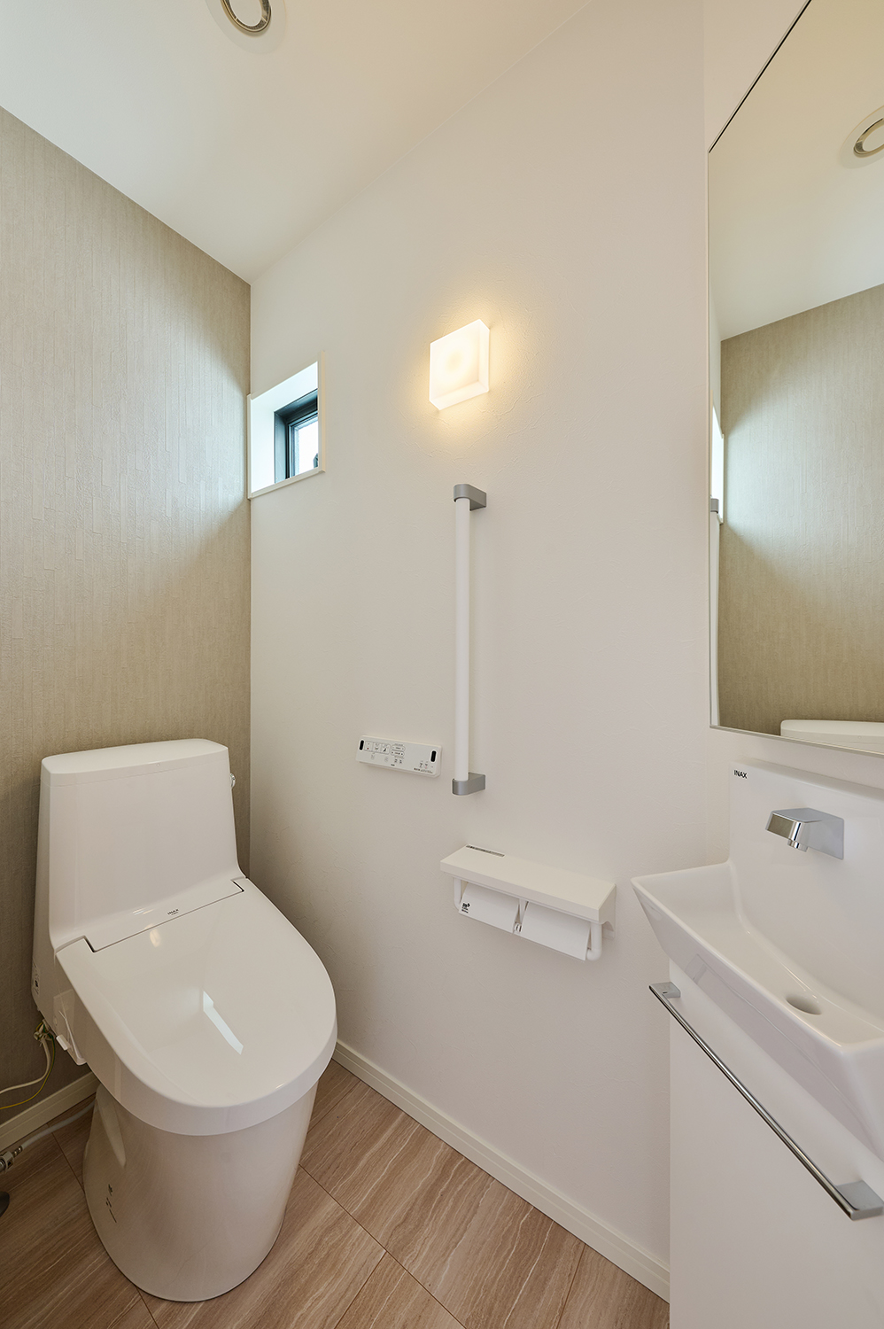 T-1／爽やかなトイレ空間。スッキリとした空間は家族だけでなくゲストにも気持ちよくお使いいただけます。