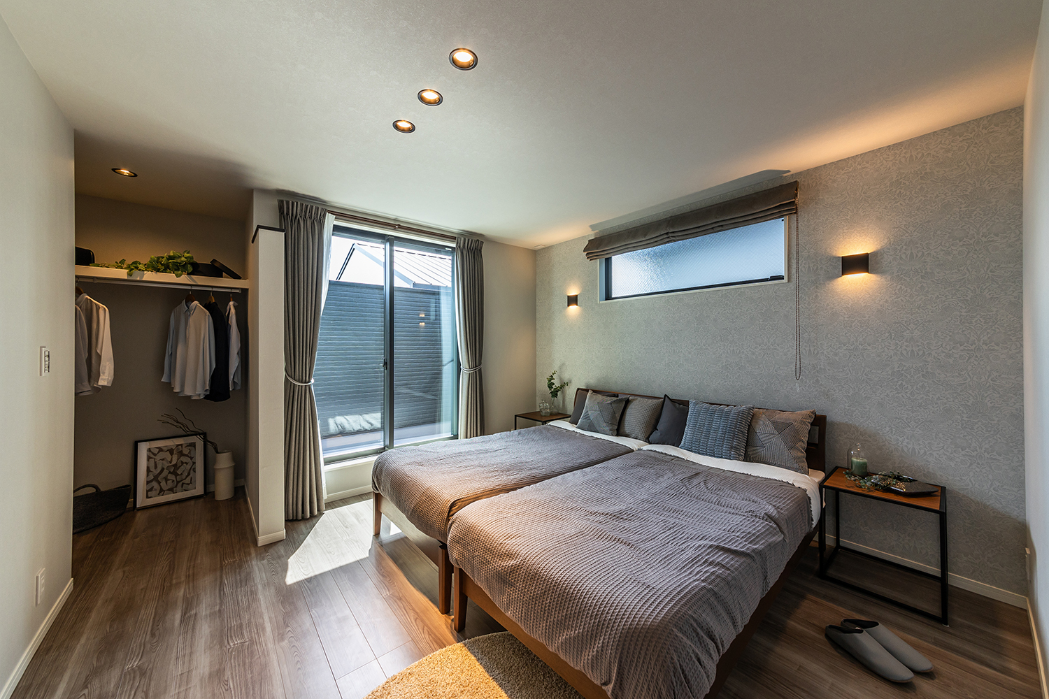 T-2／9.3帖の主寝室はシングルベッドを2つ並べてもゆとりある広さ。バルコニー隣接で明るく爽やか！