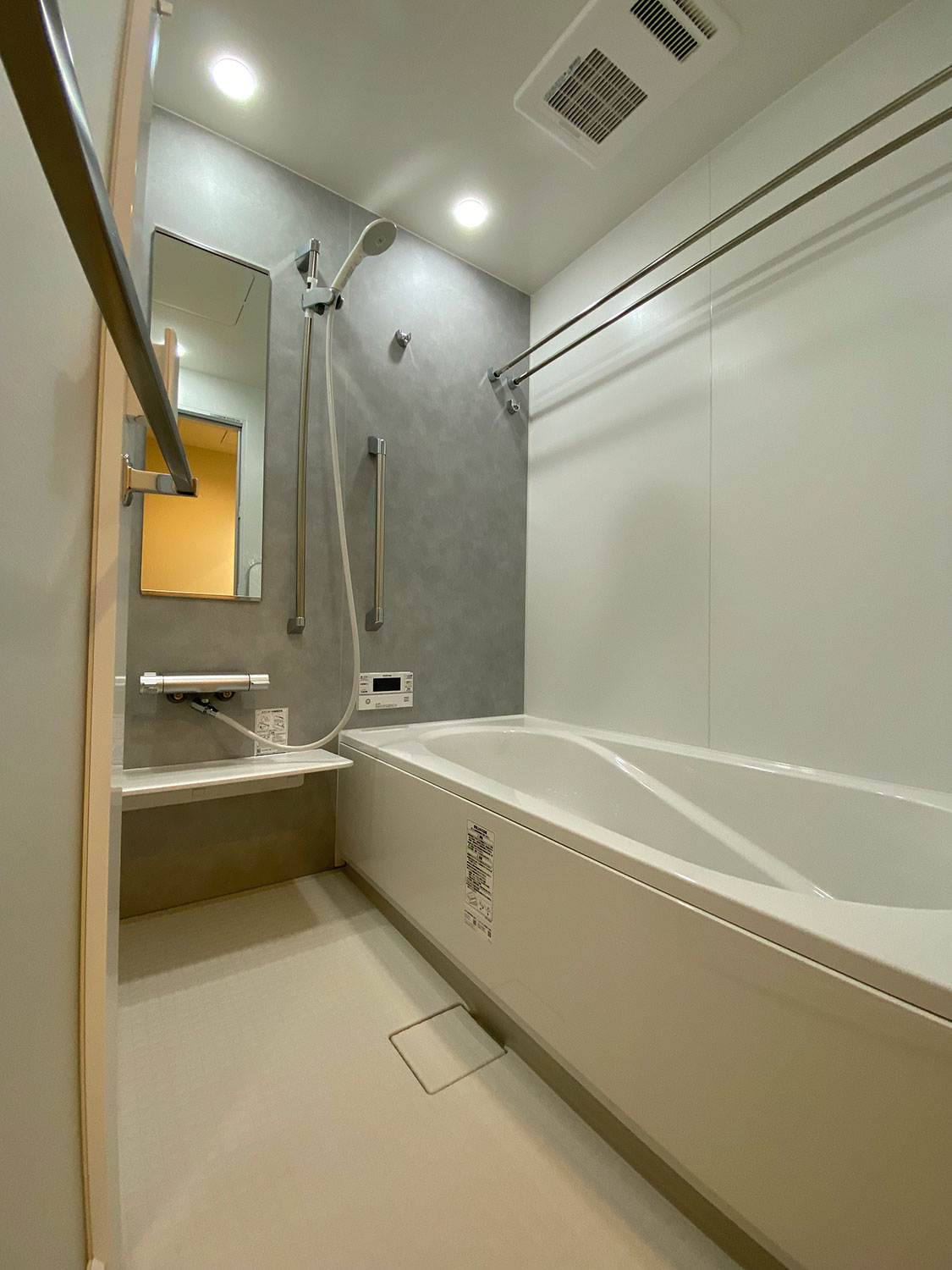 T-2／足を伸ばしてリラックスできる浴槽をセットした快適な浴室。浴室暖房乾燥機付きで冬場や雨のシーズンも安心。