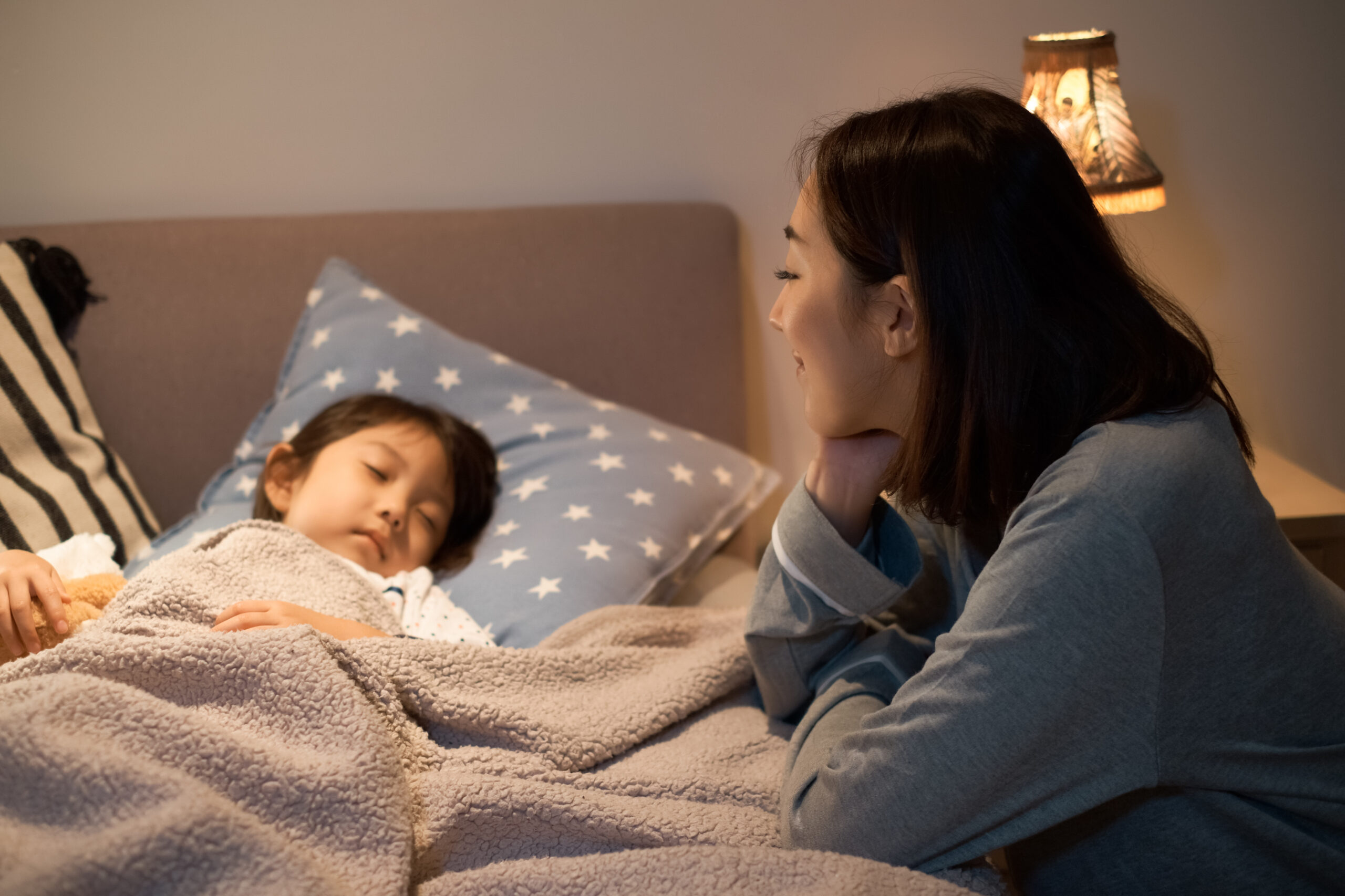 【睡眠とお部屋の明るさ】寝るときは「真っ暗」?「薄明り」?