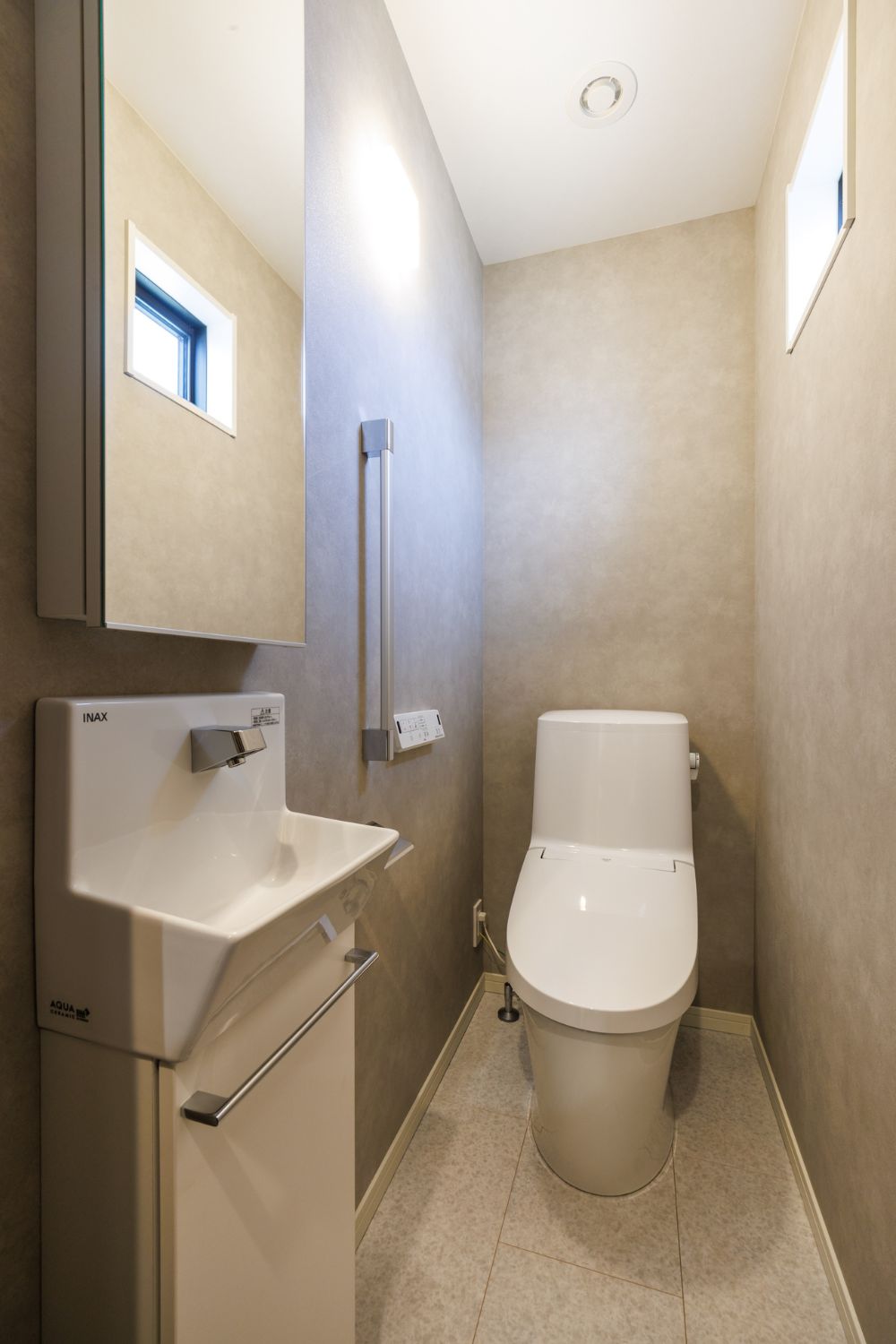 T-3／トイレは小窓からの光も相まって爽やかで落ち着きがあります。手すりがあるのでバリアフリーにも対応。