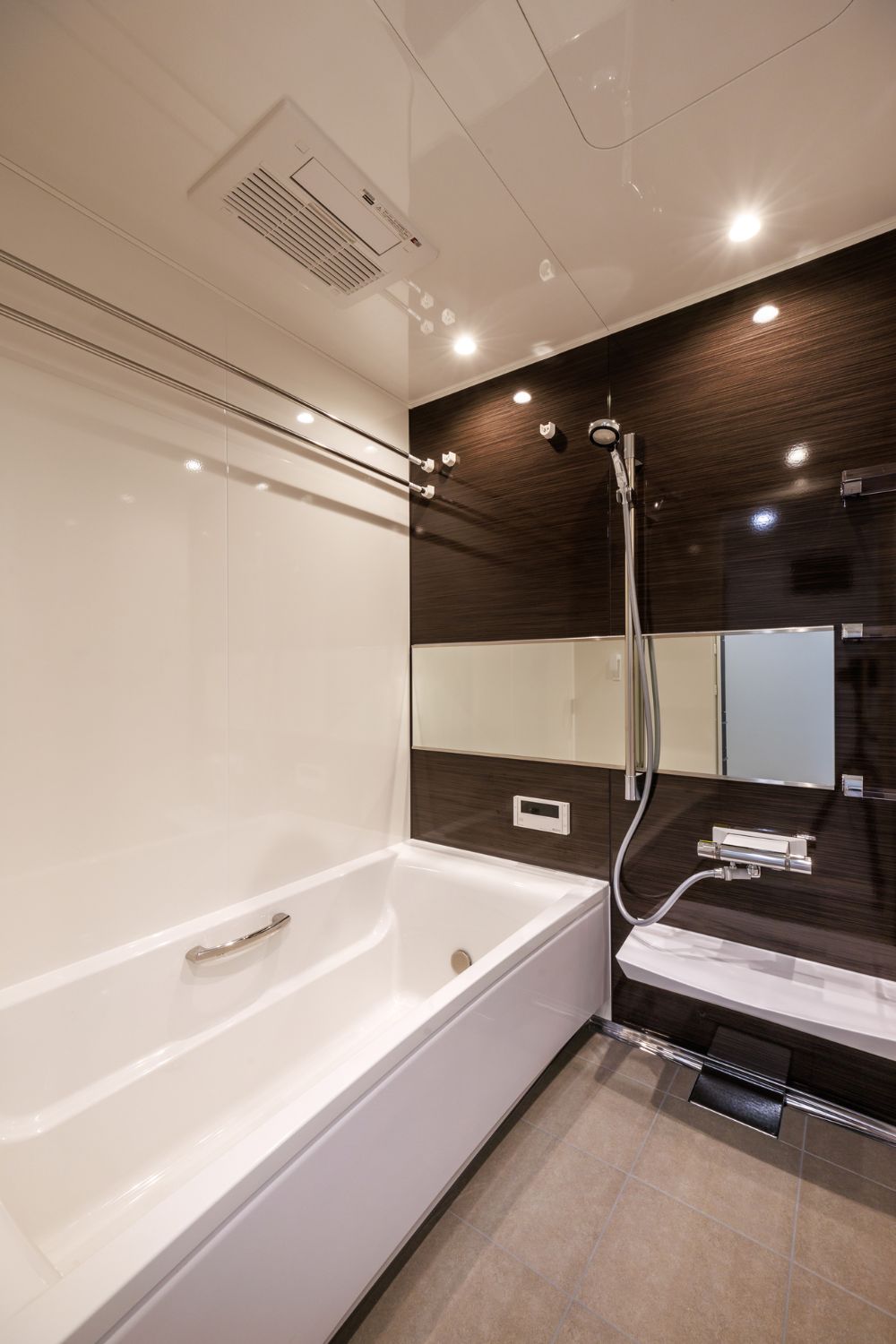 T-4／大きなバスタブで足を伸ばしてリラックスできる浴室。洗い場も毎日快適にお使いいただけます。