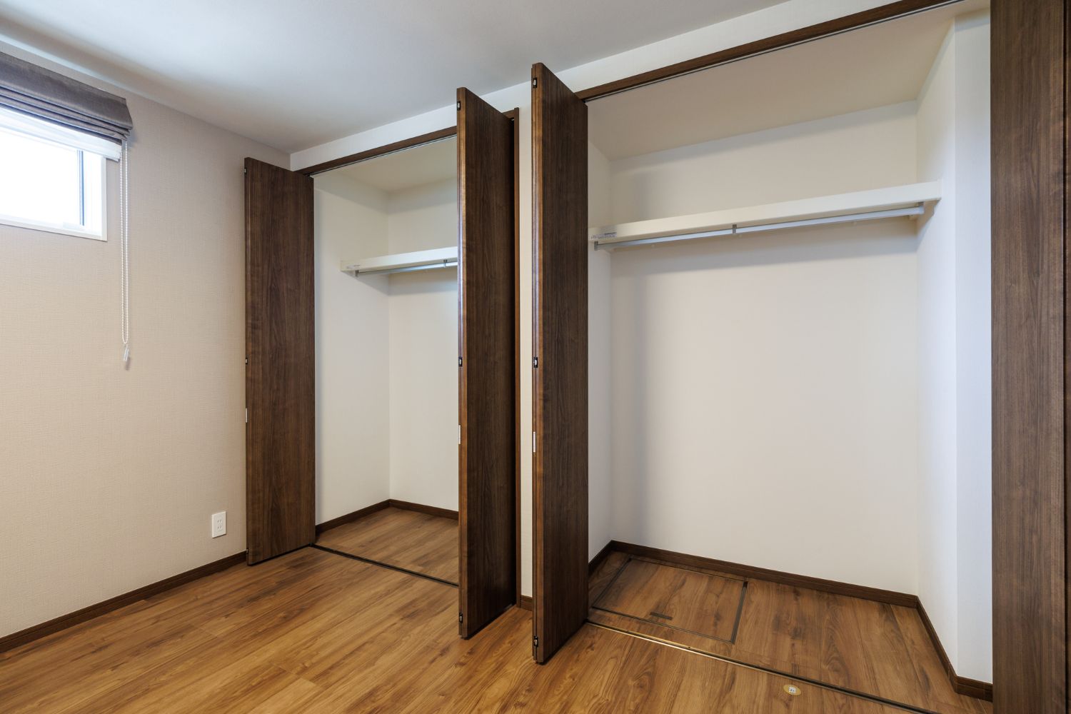 T-1／主寝室には2連のクローゼットが併設されており、部屋をスッキリ綺麗に保つことができます。