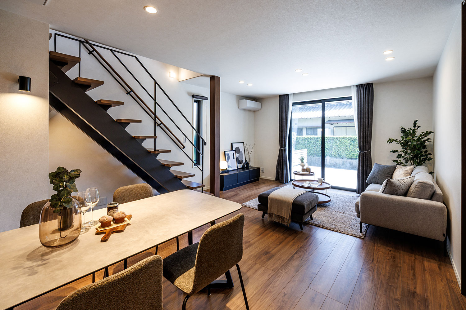 T-4／南向きLDKは陽差しが部屋の隅々まで行き届き、部屋全体を明るく居心地の良い雰囲気に。