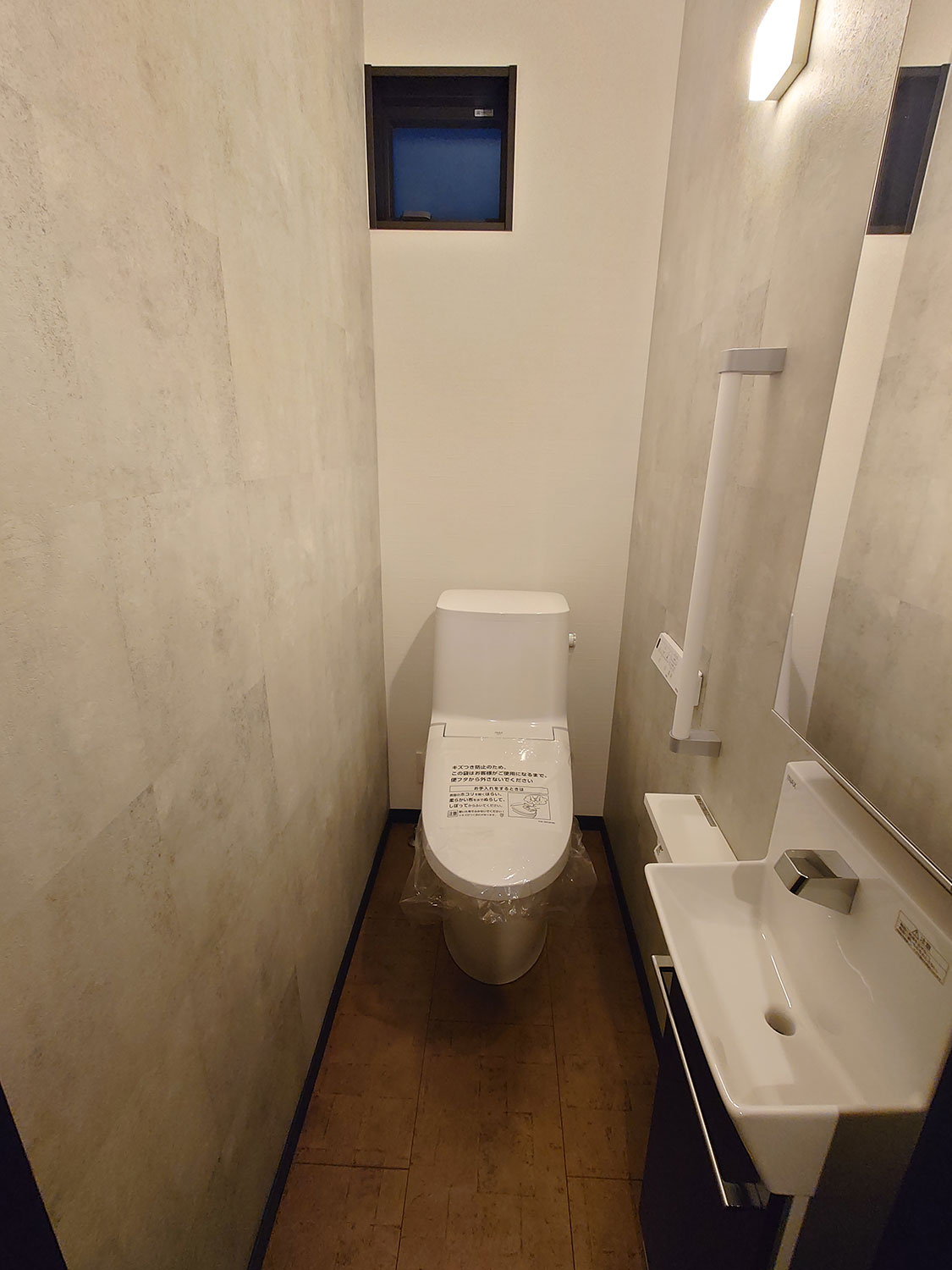 T-2／スッキリとした印象のトイレ空間。収納も備えているのでお掃除しやすく、生活感も隠せます。