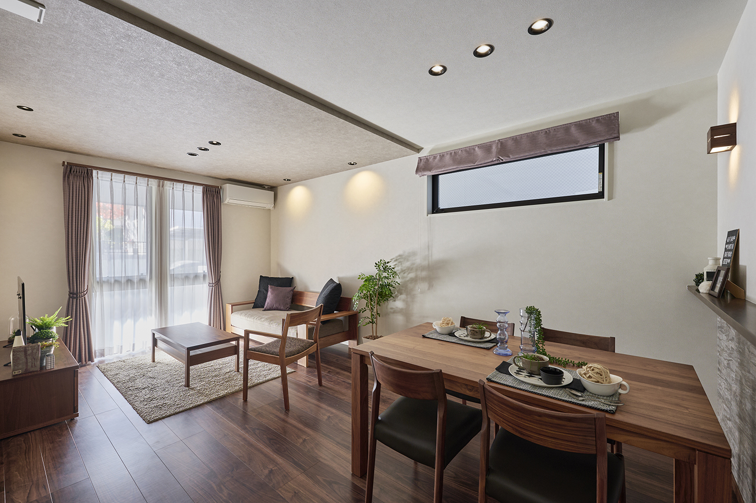T-3／二面採光の窓から降り注ぐ陽光が部屋の奥まで明るく照らすLDK。折下天井を施した開放的な空間です。