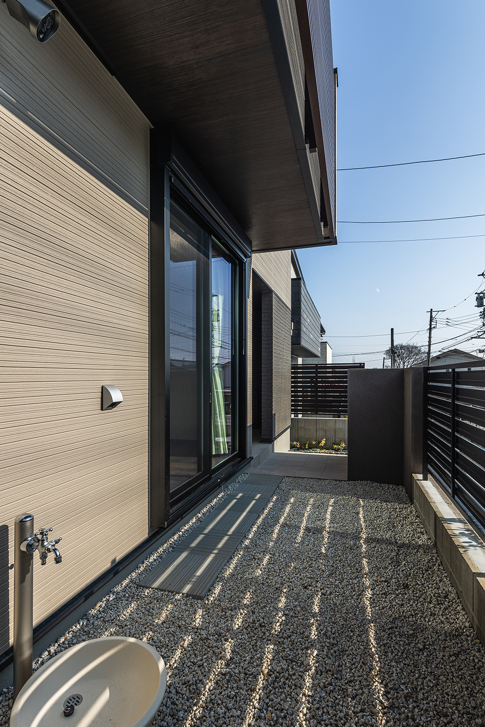 T-5／陽当たりの良い南庭では日向ぼっこやペットの運動など、おうちに居ながらにしてアウトドアも楽しめます。