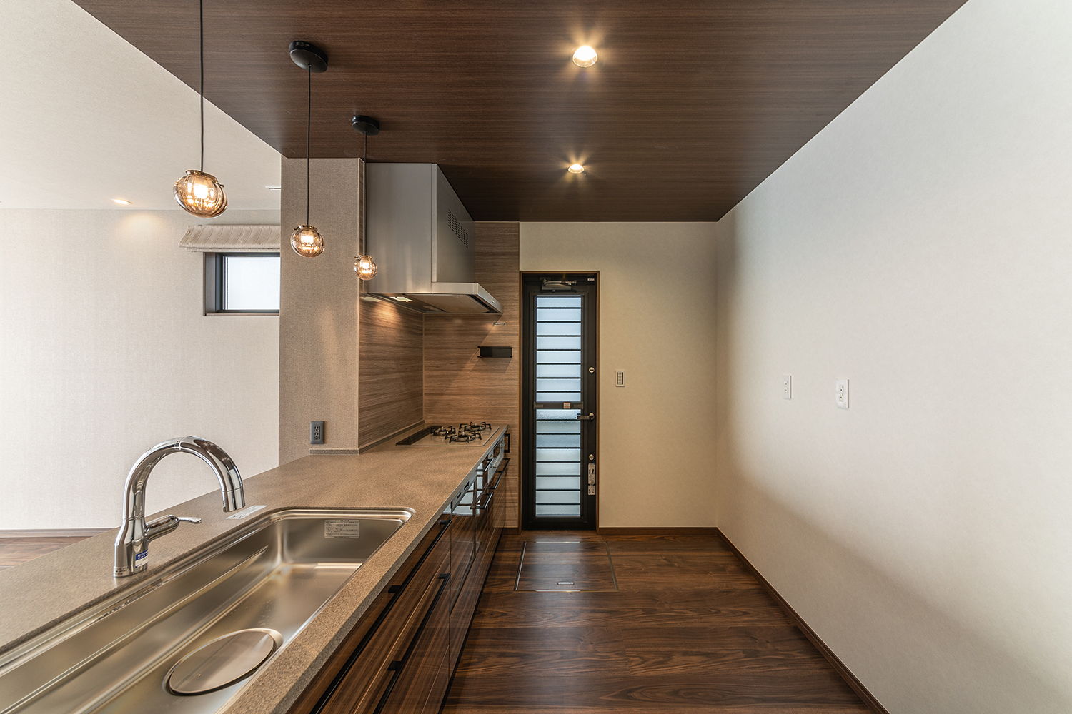 T-5/勝手口から差し込む陽差しでキッチンスペースも明るく爽やか!快適な暮らしとスムーズな家事動線が実現。