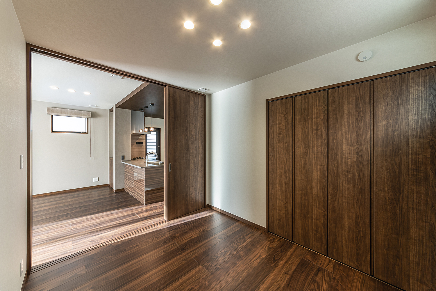 T-5/5.0帖の続間洋室は自分の時間を静かに楽しみたい時や、ゲストルームなど色々な用途に便利です。