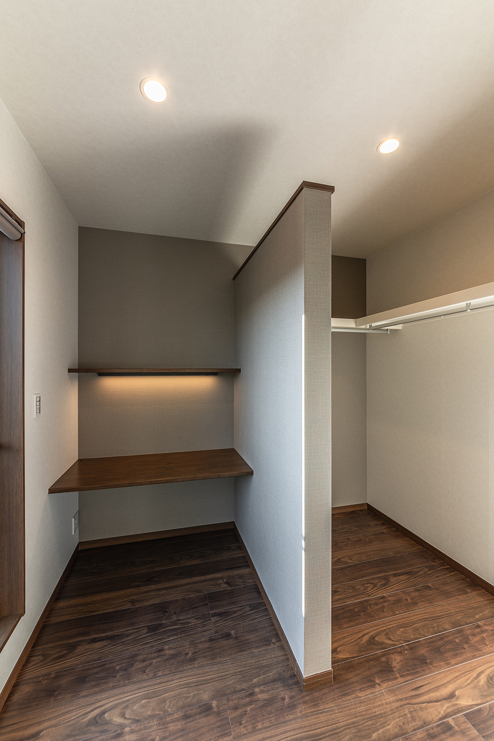 T-5／WICは十分な収納量があり、バルコニー隣接で明るさも確保。自然光の元でフィッテイングができます。