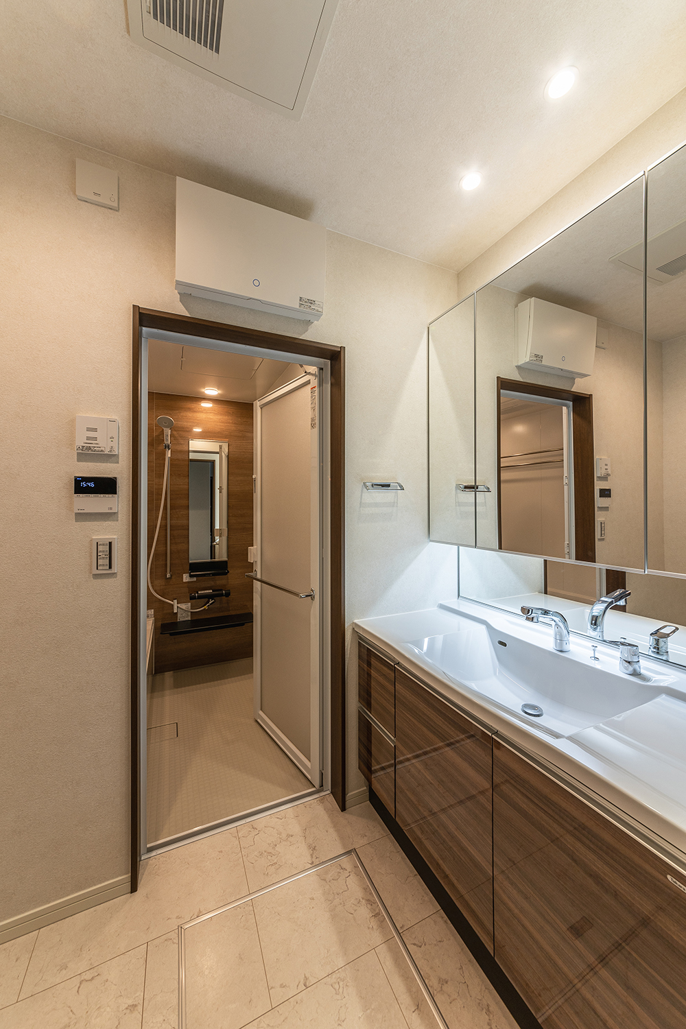 T-5／洗面台はワイドな1200幅で並んで利用できるから、忙しい朝の身支度もスムーズに！収納も充実しています。